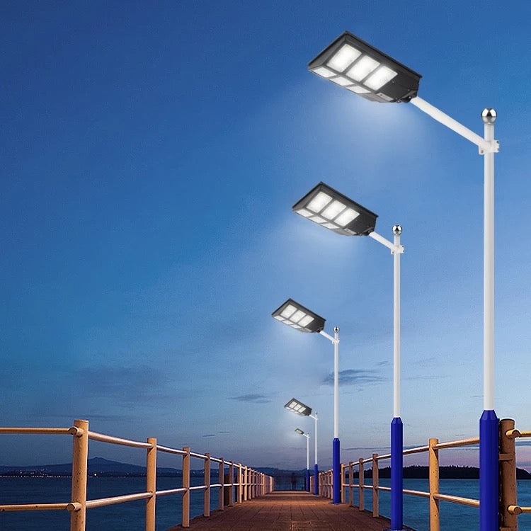 600 Lumen Solar-Powered Outdoor Light