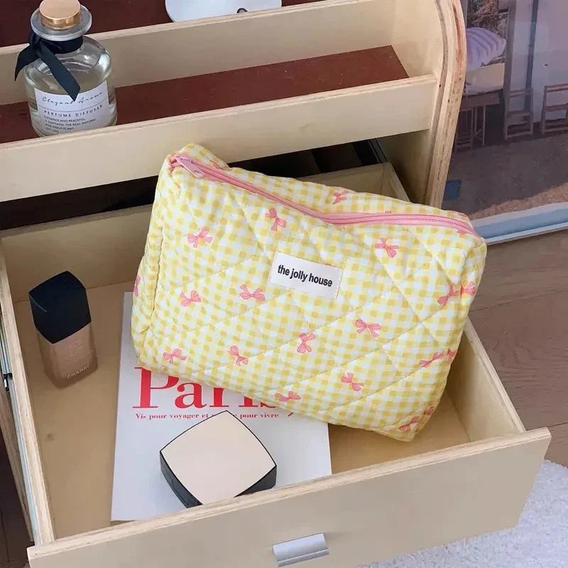 Chic Quilted Cosmetic Organizer – Spacious & Stylish for Travel