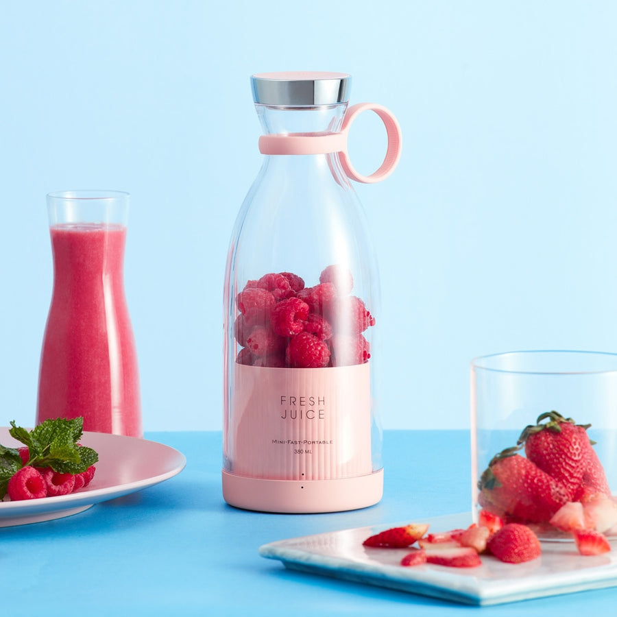 Compact and Convenient Juice Blender for On-the-Go