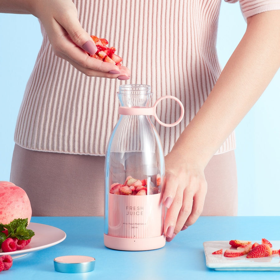 Compact and Convenient Juice Blender for On-the-Go