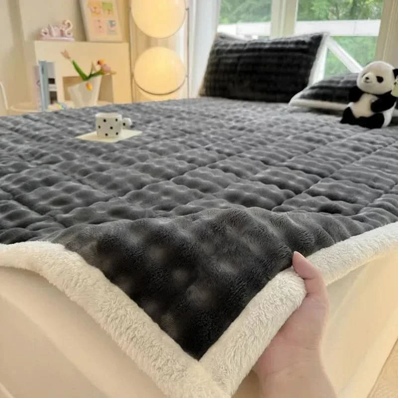 PlushFold Comfort – Versatile Foldable Mattress Cover