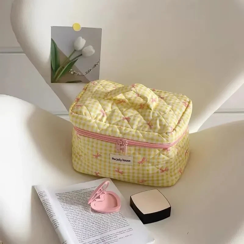 Chic Quilted Cosmetic Organizer – Spacious & Stylish for Travel