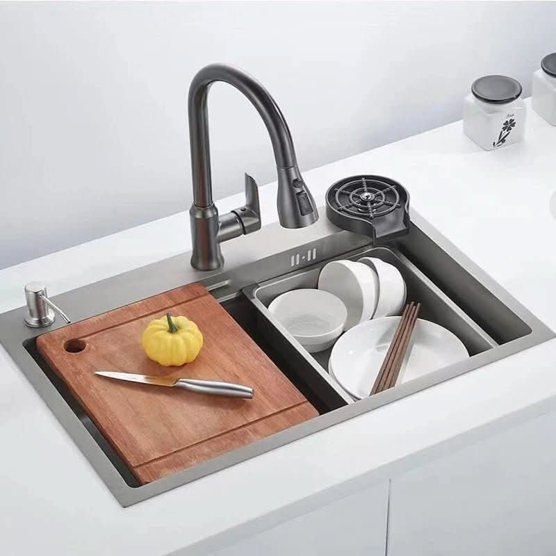Elysian Pull-Down Kitchen Faucet for Effortless Cleaning