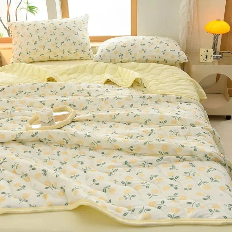 SerenityBloom – Lightweight Floral Summer Blanket for Comfort