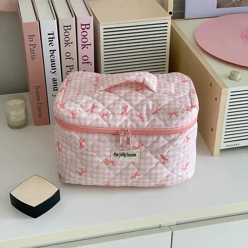 Chic Quilted Cosmetic Organizer – Spacious & Stylish for Travel