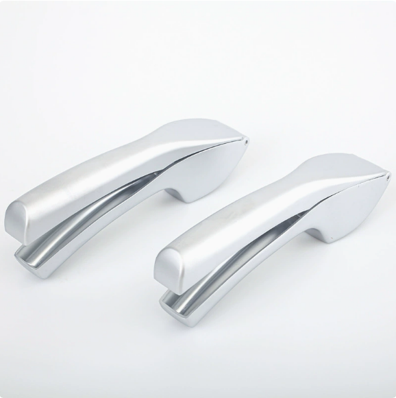 FlavorMaster – Zinc Alloy Garlic Press for Culinary Delight