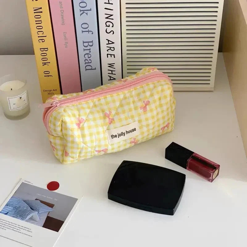 Chic Quilted Cosmetic Organizer – Spacious & Stylish for Travel