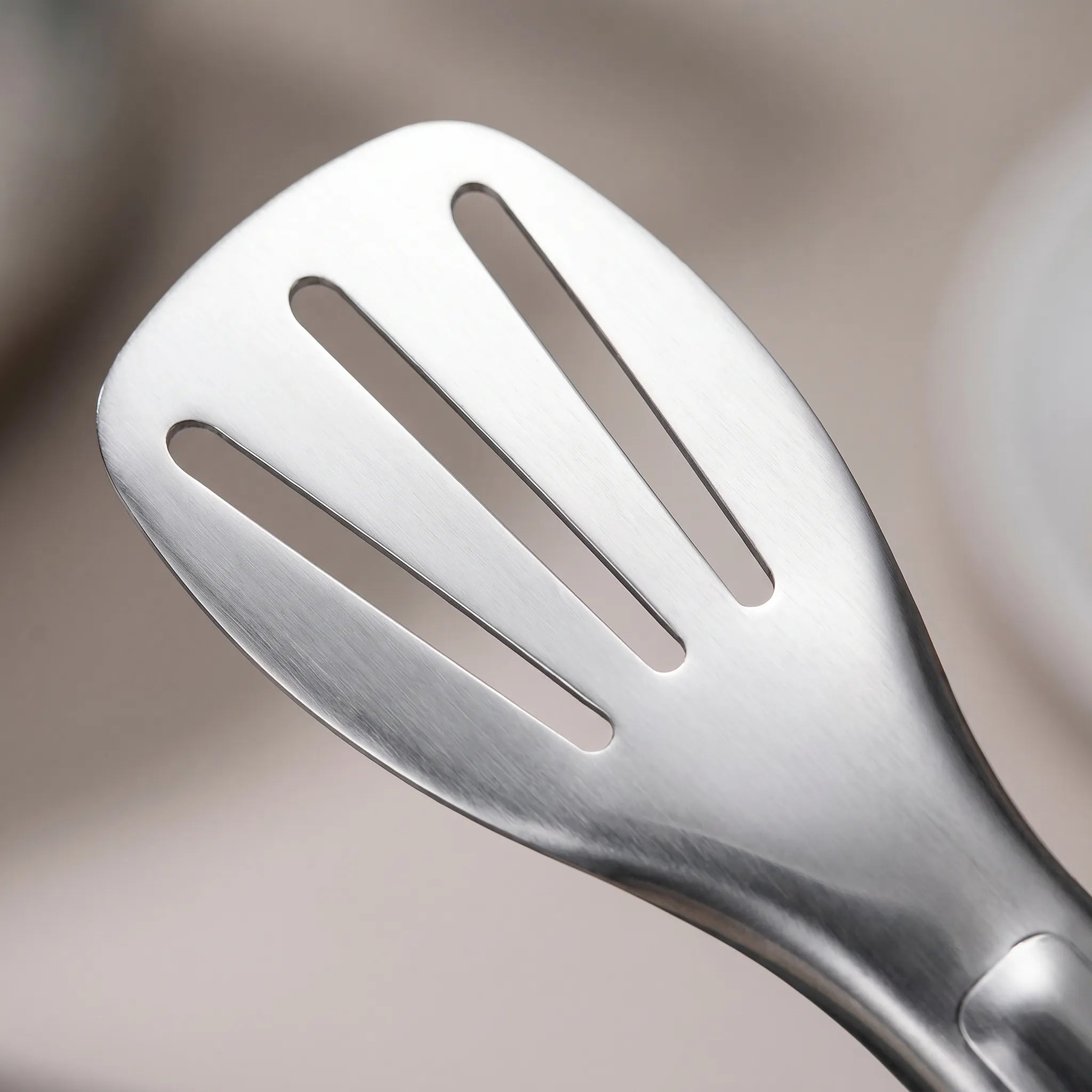 Kitchen Tongs with Slots for Enhanced Grip