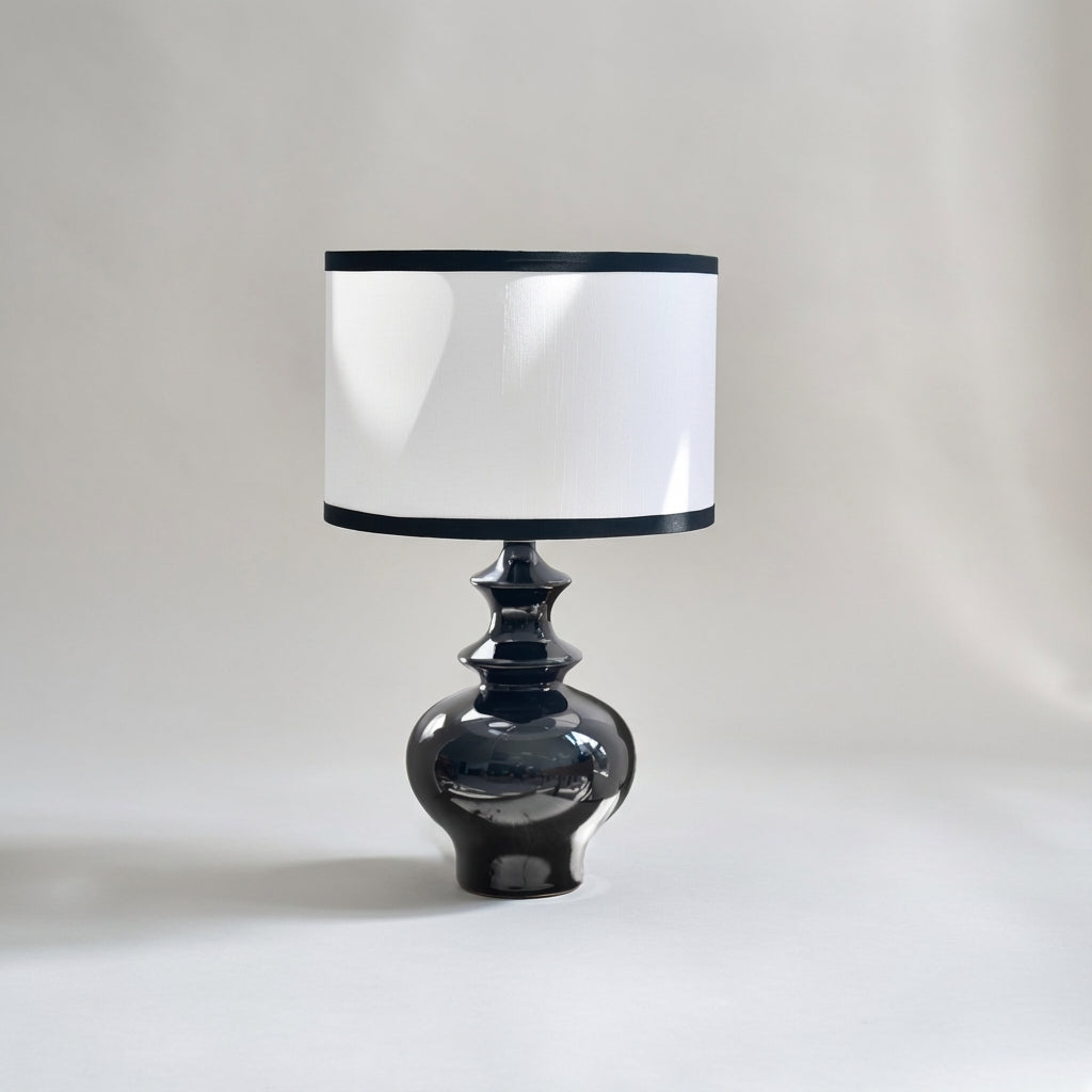 Retro Style Table Lamp with Classic Design