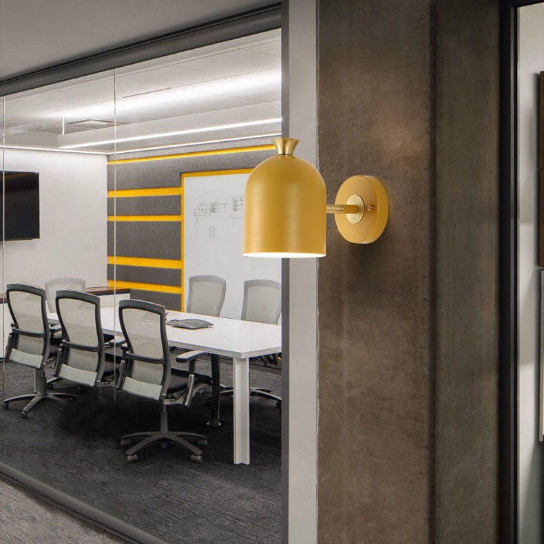 Sleek Single-Light Wall Fixture for Modern Spaces