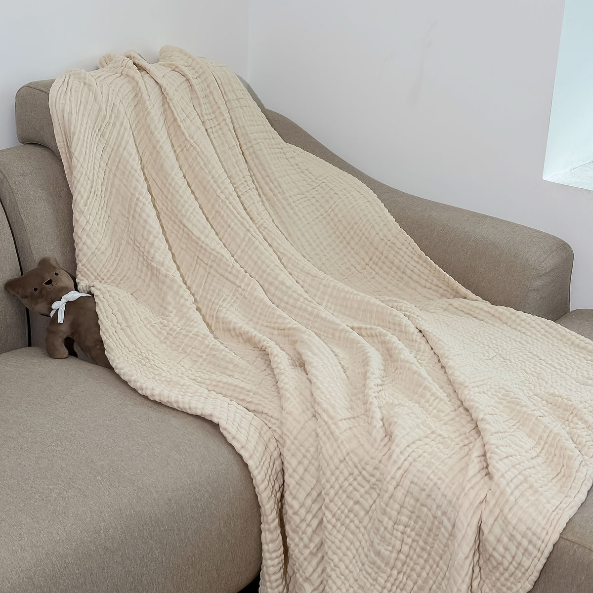BreezyNest – Lightweight 6-Layer Blanket for All-Season Ease