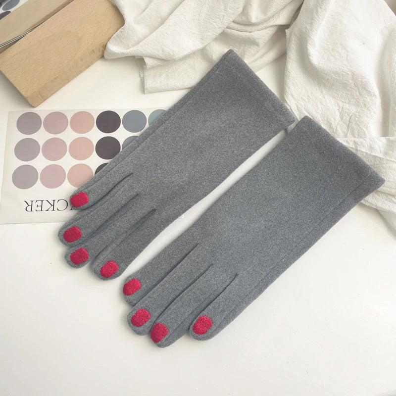 Chic Touchscreen Winter Mittens with Manicure-Inspired Design