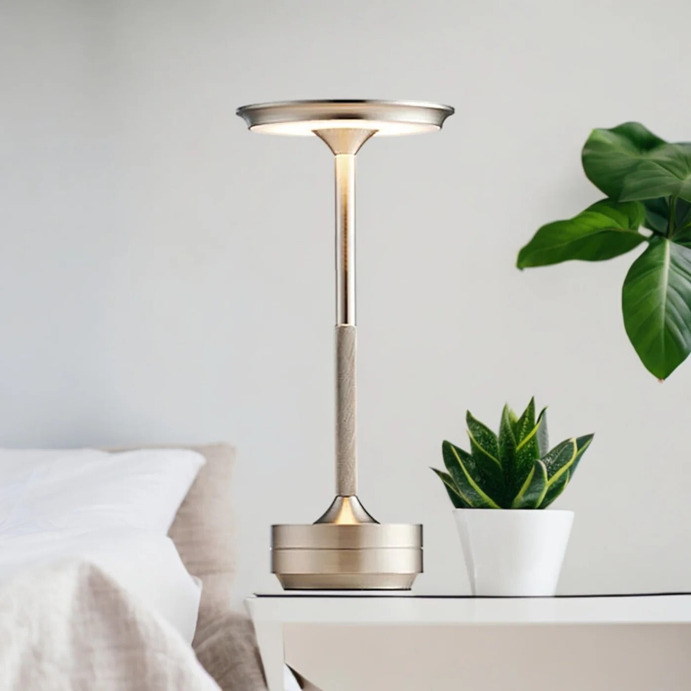 Wireless Touch-Control Lamp with Sleek Scandinavian Design