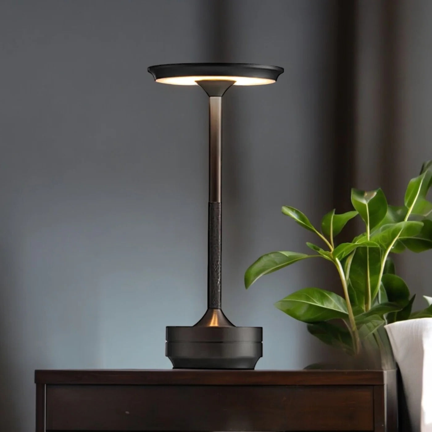 Wireless Touch-Control Lamp with Sleek Scandinavian Design