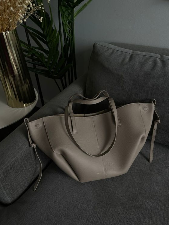 Chic Everyday Shoulder Bag | Stylish & Spacious Design