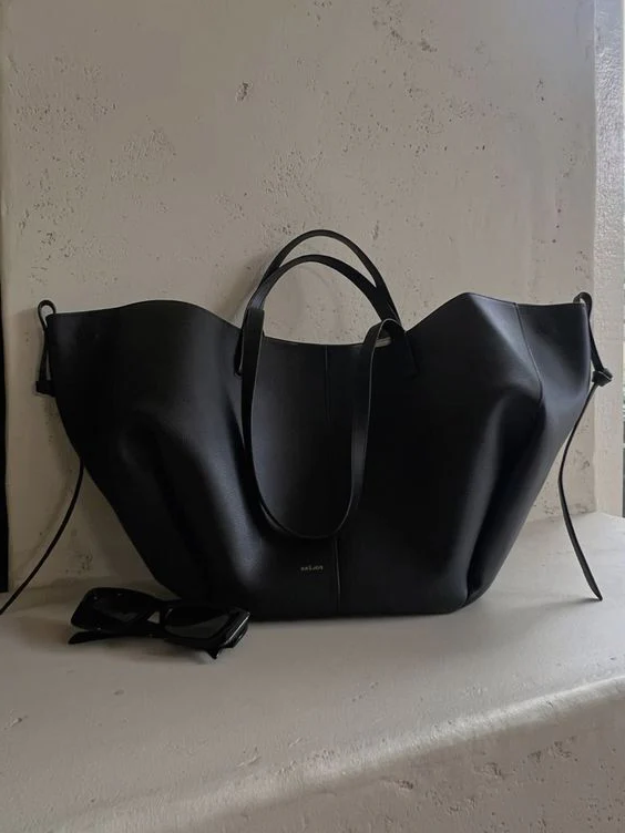 Chic Everyday Shoulder Bag | Stylish & Spacious Design