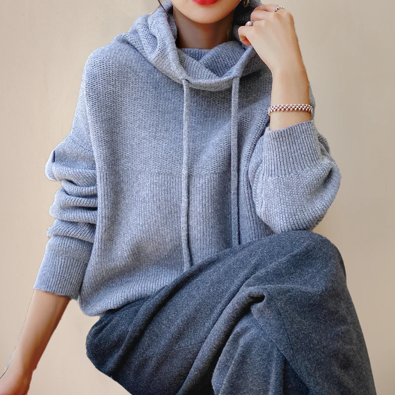 Elegant Women's Turtleneck Sweater Crafted from Fine Wool