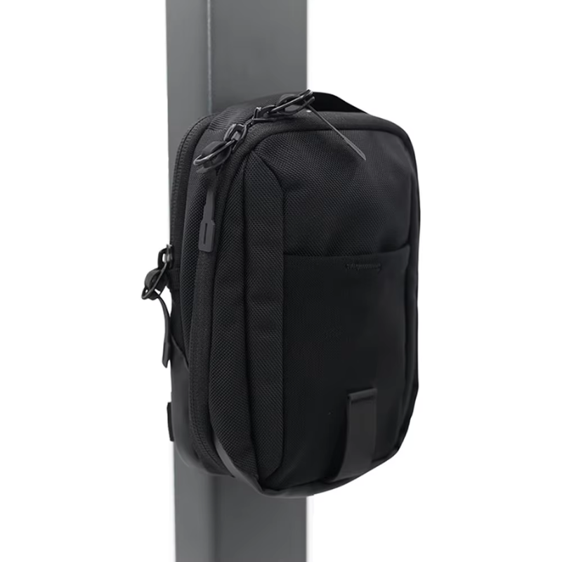 Sleek Hydration Carrier with Magnetic Attachment System