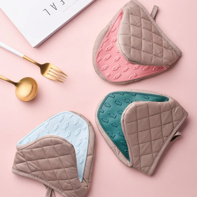 Silicone Oven Mitt in Fish Shape – Versatile Kitchen Tool