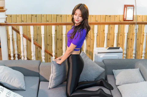 Elegant High-Waisted Glossy Leggings for Every Occasion