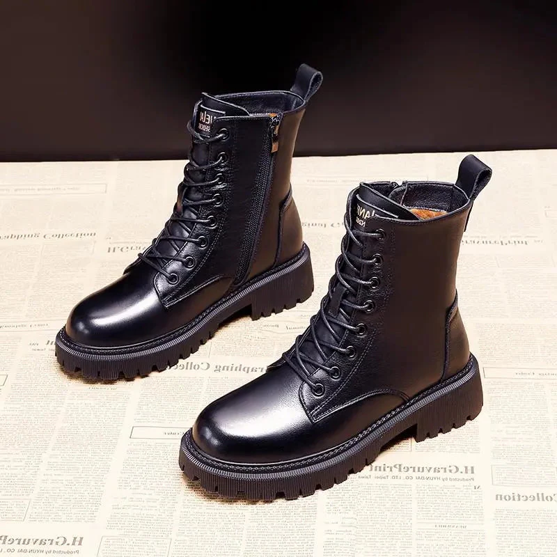 Chic and Resilient Women's Winter Boots in Classic Black